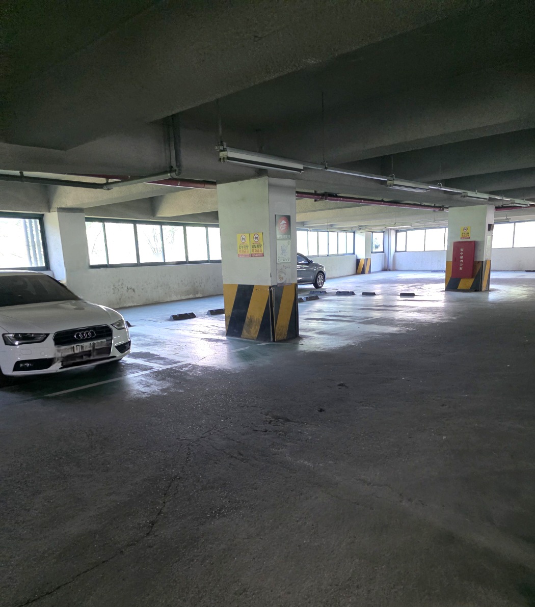 주차장-내부-공간입니다.