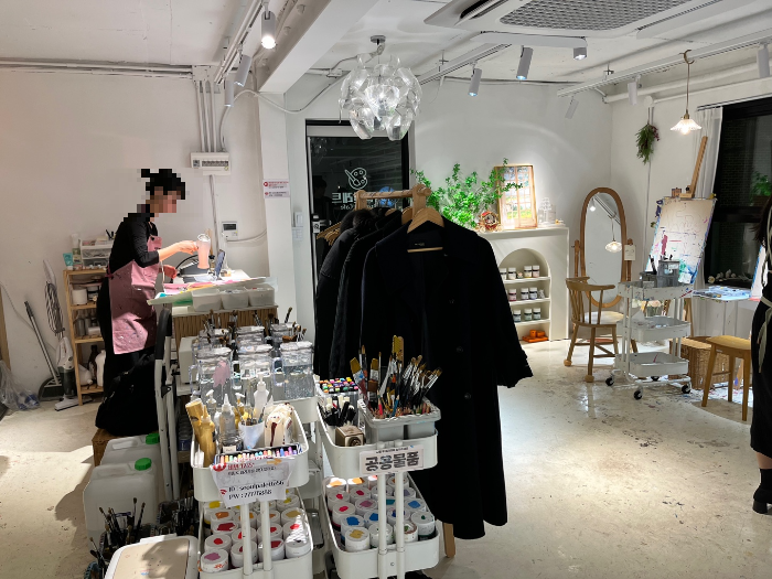 카페 카운터와 옷걸이