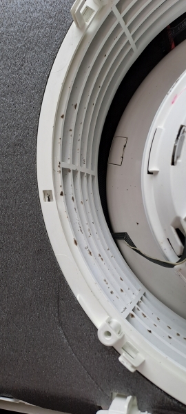 에어컨 판넬이 오염된 사진이에요.