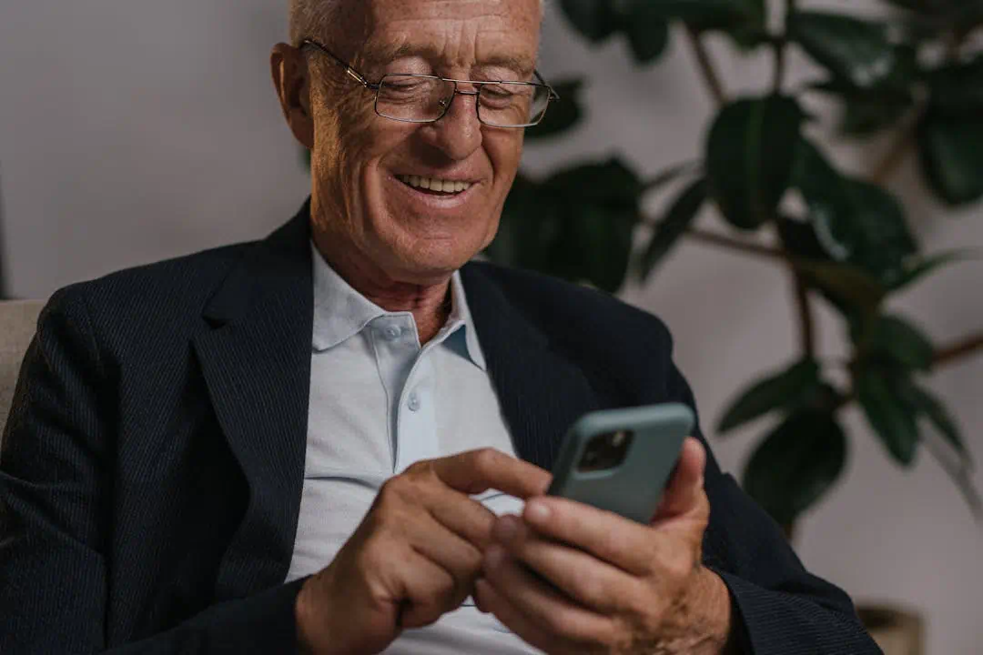 돋보기 안경을쓰고있는 노인의 모습3