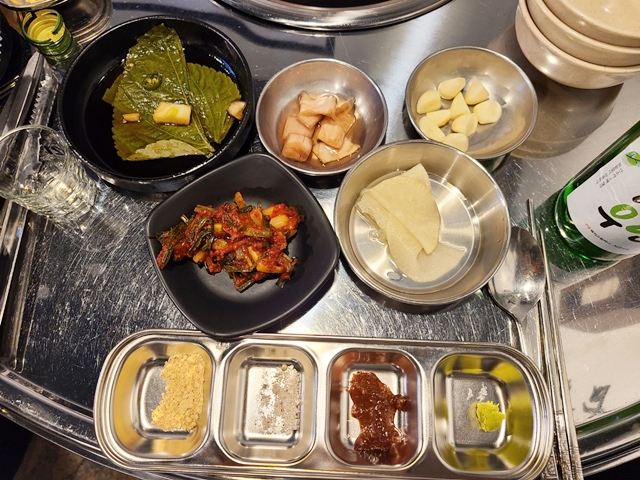 깻잎장아찌&amp;#44; 양파장아찌&amp;#44; 파김치&amp;#44; 무쌈&amp;#44; 마늘과 각종 소스류