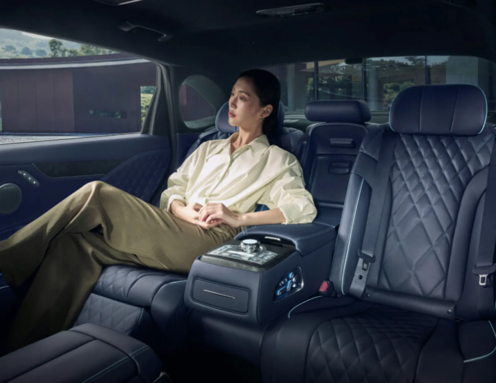 제네시스-G80-전기차-뒷좌석