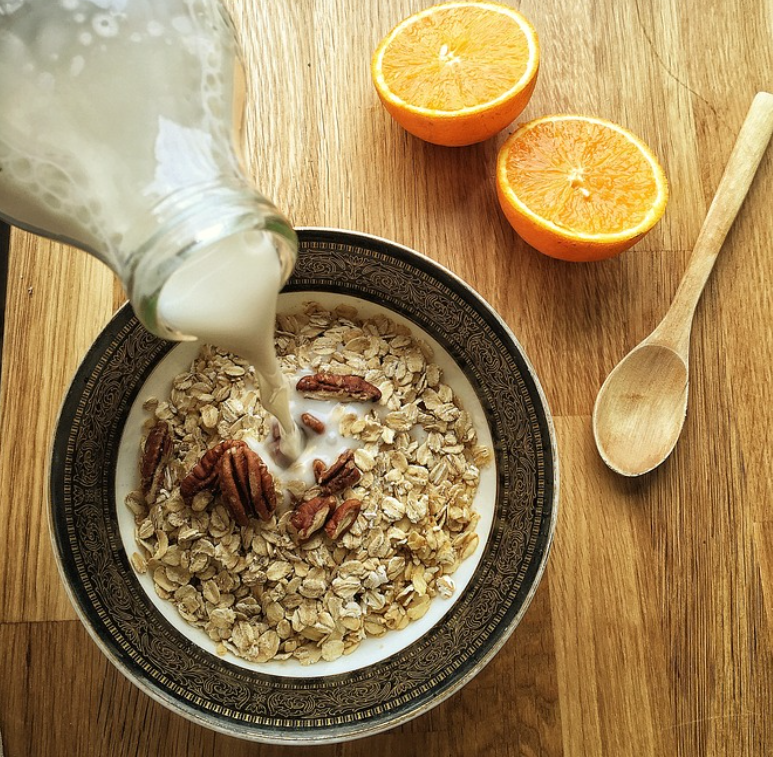 식물성 대체 음식 관련 이미지 (귀리우유)