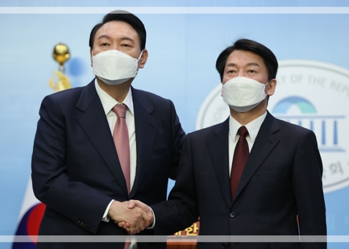 윤석열-안철수와-악수하는-모습