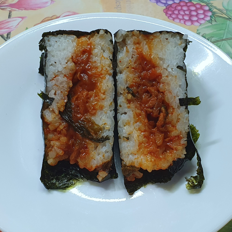 반으로 자른 삼각김밥 속에 제육볶음이 맛있게 들어 있습니다