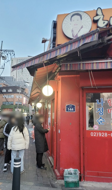 주변에서 기다리고 있는 사람들