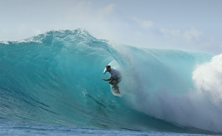 바다에서 서핑하는 사진