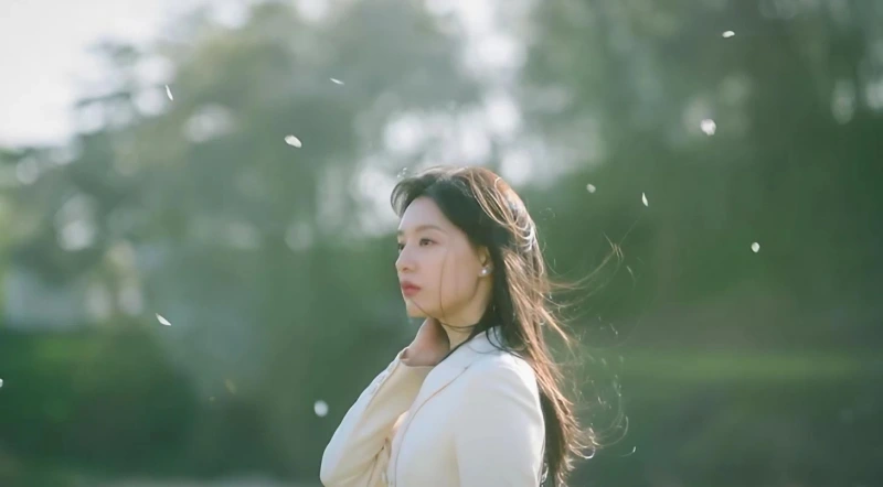 눈물의 여왕에서 서 있는 김지원