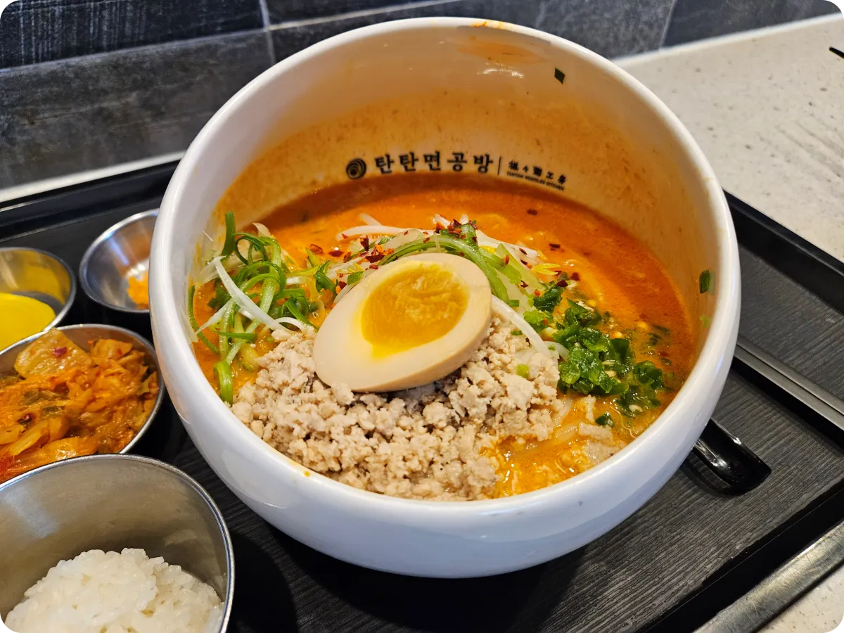하나스타필드-탄탄면공방-쟁반위에-볶음김치-밥-계란-있는-매운맛-탄탄면-쟁반