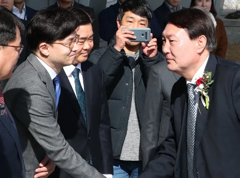 한동훈 검사 프로필 지지율 관련주