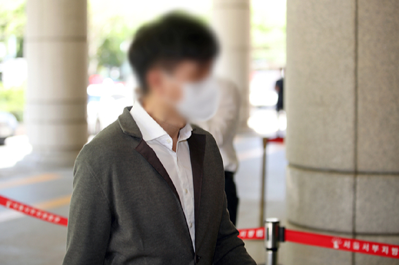 박수홍의 친형 박모씨가 지난해 4월 횡령 혐의 재판에 출석하고 있다. 박씨는 연예기획사 라엘 등을 운영하면서 박수홍의 출연료 62억원을 횡령한 혐의를 받고 있다. [사진=뉴시스]