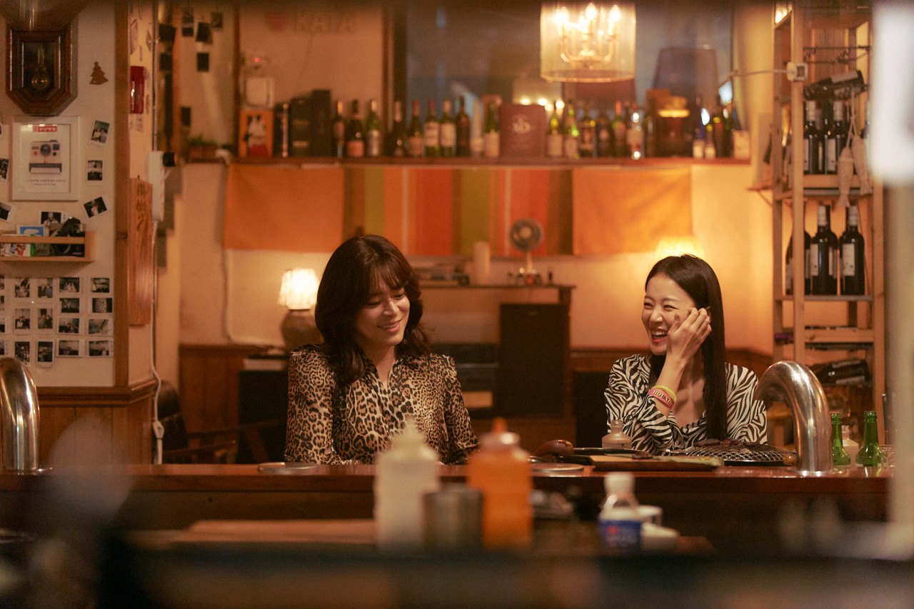 한정우(조정석)과 윤슬기(이주명)