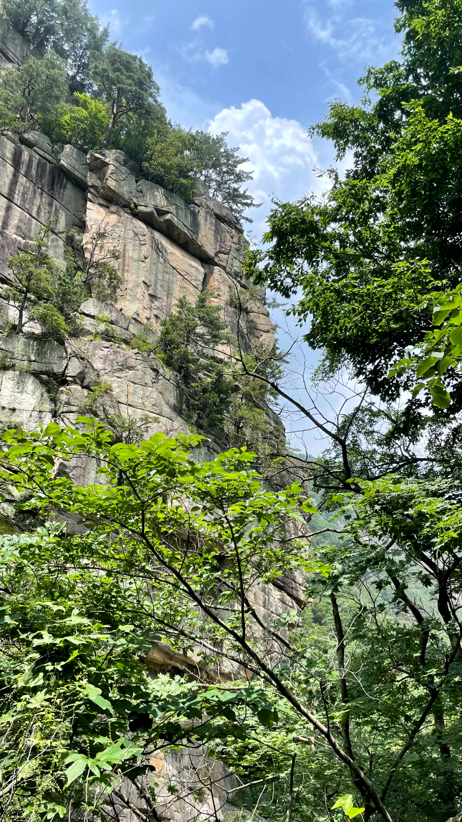 쌍폭포 가는 길 장군바위