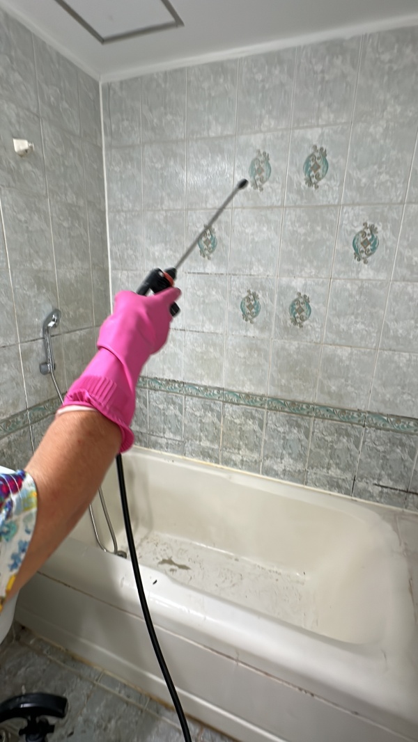 분무기로 약품을 뿌리고 있다.