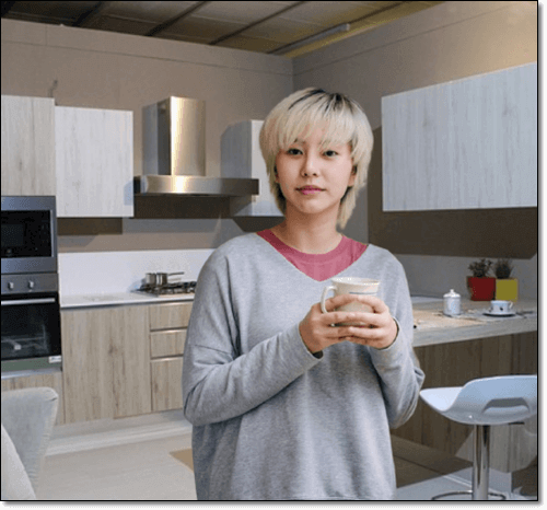 그린커피를 즐기는 여성