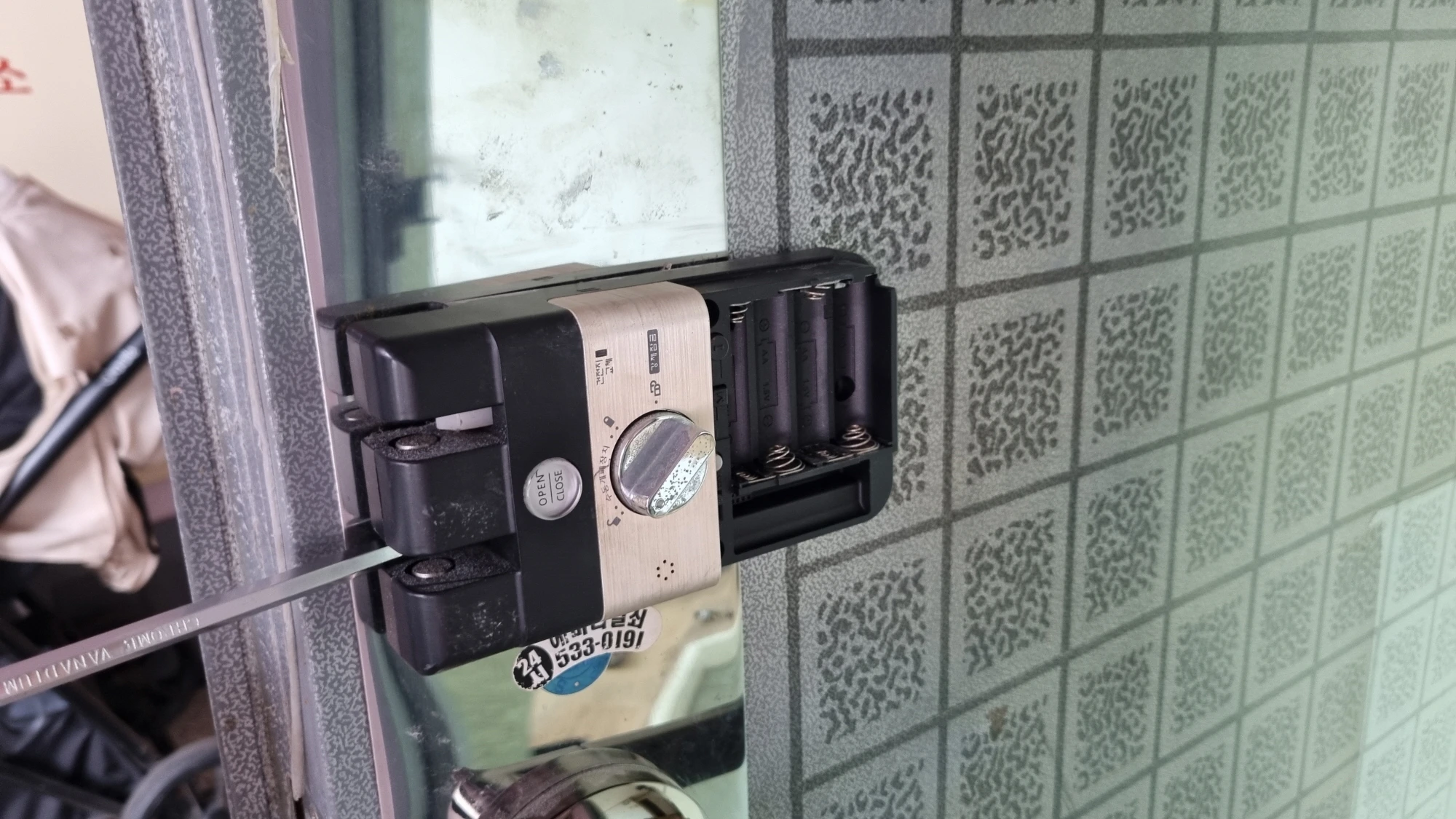 보조키 도어록 고정볼트 위치