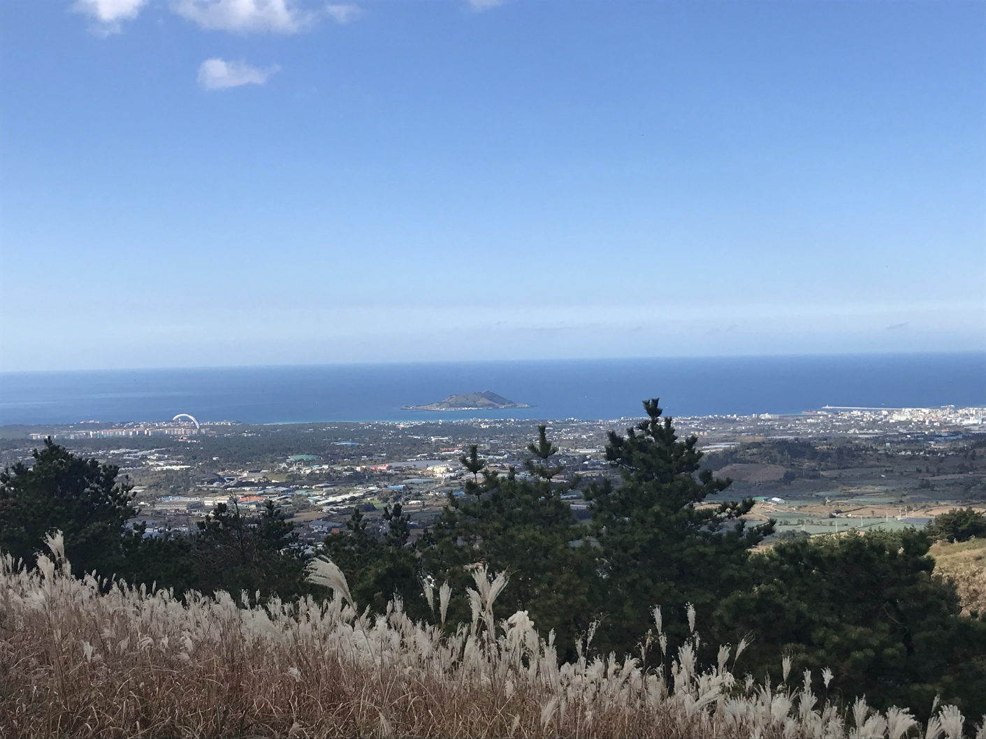 금오름 분화구 둘레길에서 바라본 비양도