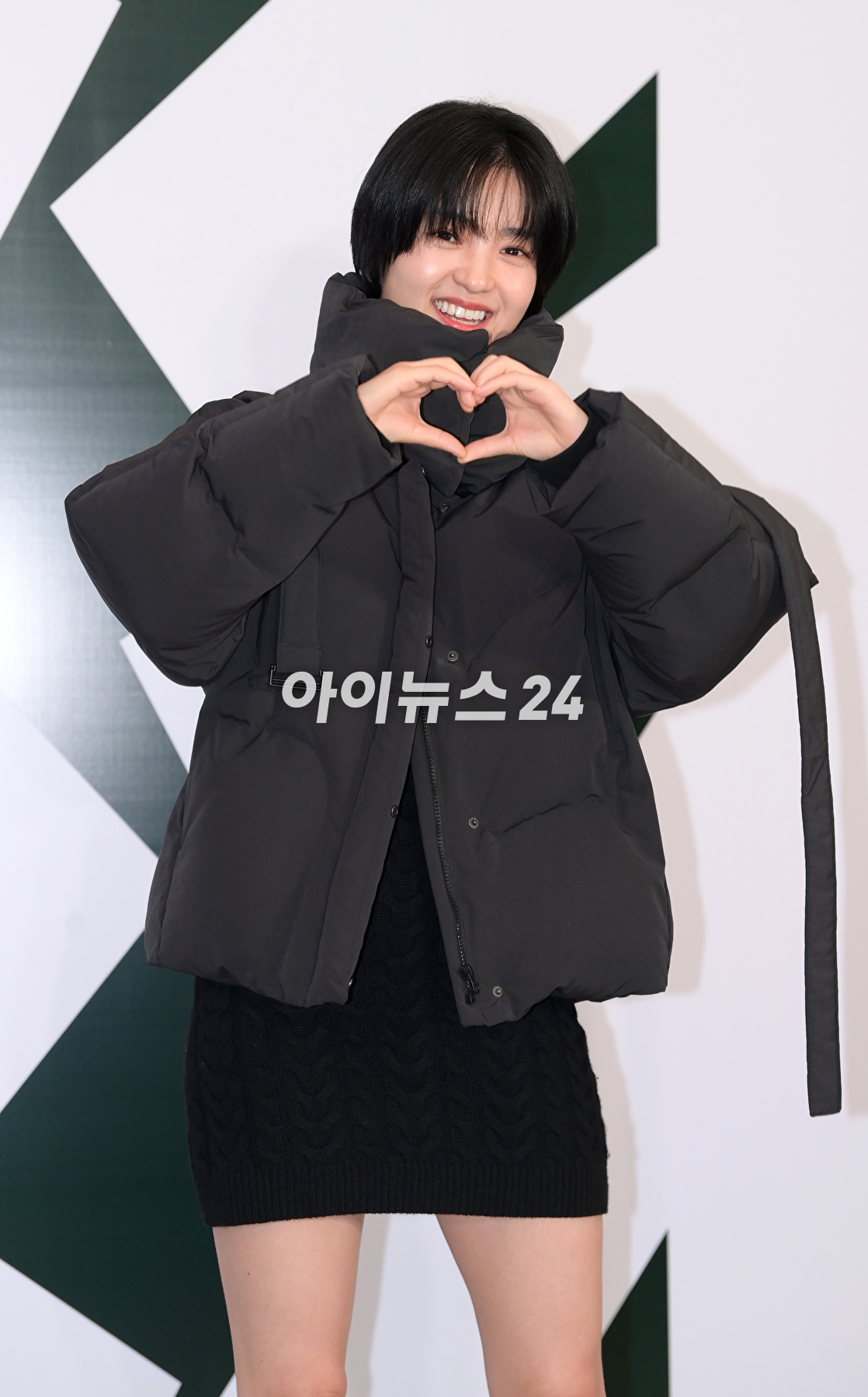 배우 김태리가 26일 오후 서울 용산구 레이어20 스튜디오에서 열린 코오롱스포츠 창립 50주년 기념 '에버그린 에너지' 캠페인 포토월 행사에 참석하고 있다. [사진=정소희 기자]