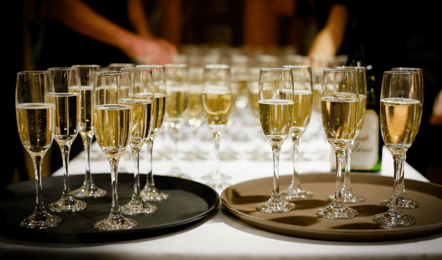 윗배가 나오는 이유가 되는 많은 양의 술이 담겨 있는 술잔들