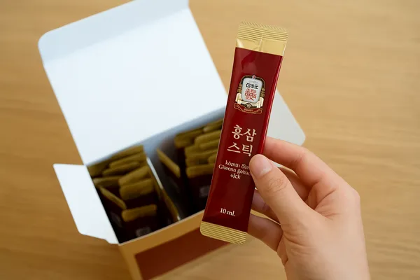 손에 든 홍삼 스틱 모습