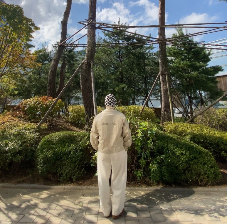 데일리룩('25. 10. 23.)마하그리드 체커보드 니트 비니, 마뗑킴 코팅 점퍼, 어커버 오버핏 티셔츠, 무신사 스탠다드 데님 와이드 벌룬 팬츠, 야세 남자엔지니어부츠 웨스턴부츠