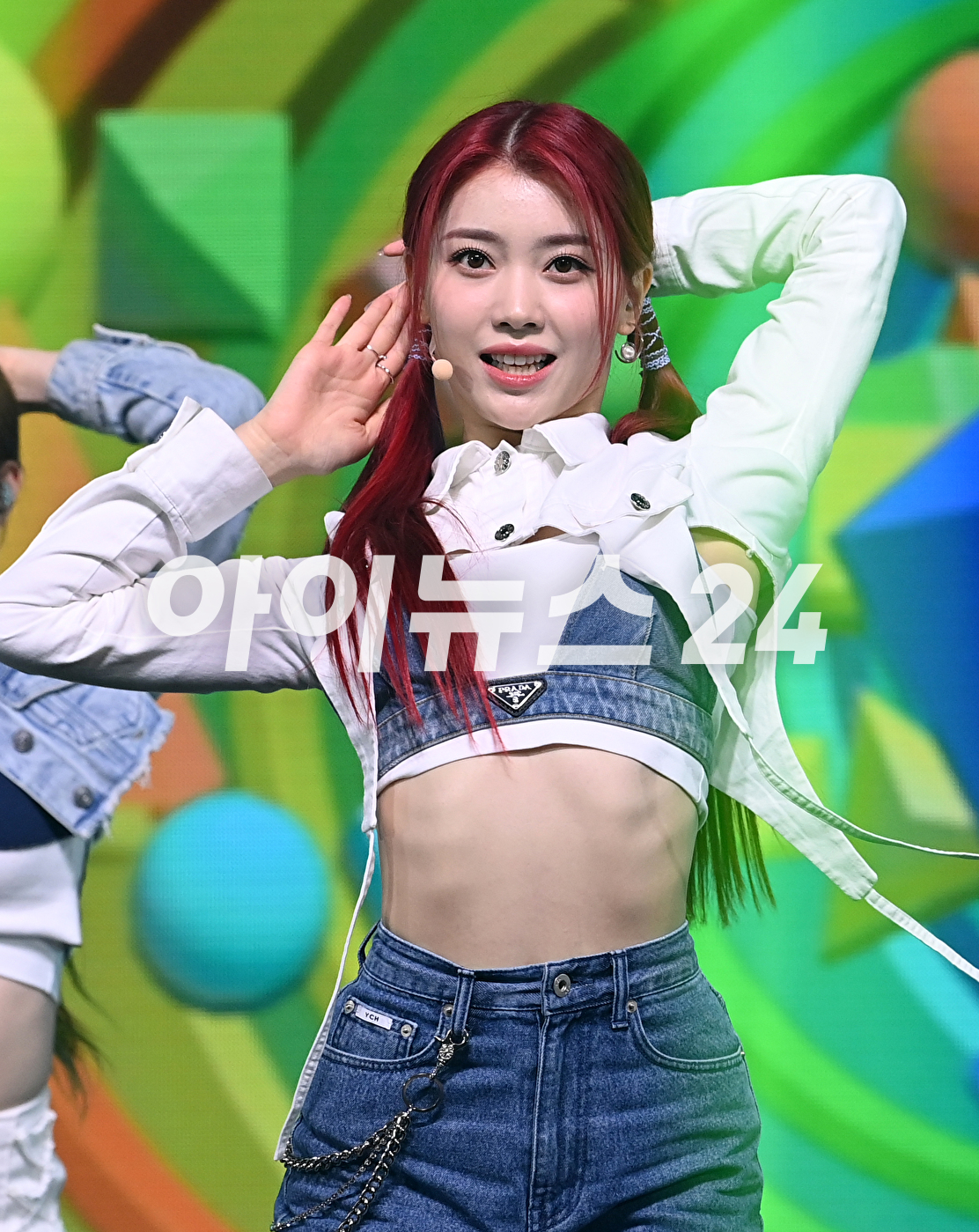 그룹 케플러 샤오팅이 20일 오후 서울 광진구 광장동 예스24라이브홀에서 열린 두 번째 미니앨범 'DOUBLAST' 발매 기념 쇼케이스에 참석해 공연을 하고 있다. [사진=김성진 기자]