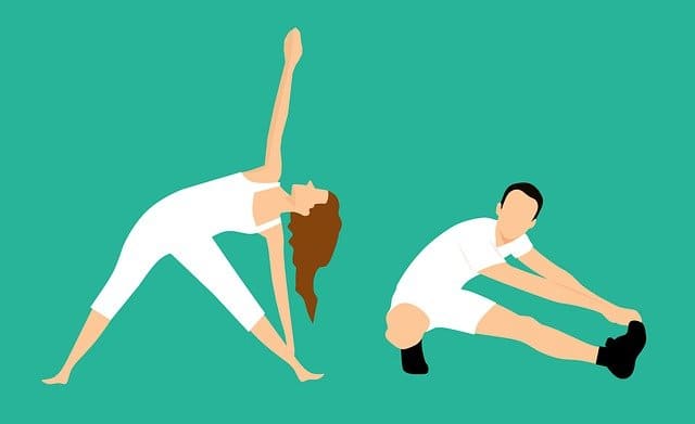 목디스크 완화를 위해 스트레칭 하는 사람들