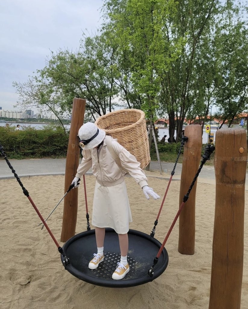 우영우가 놀이터에서 놀고 있는 모습