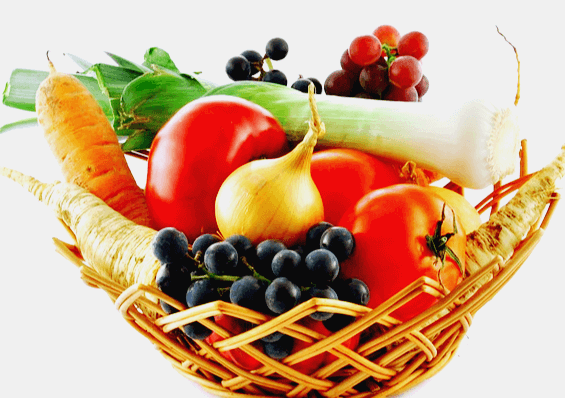 갈색 바구니에 빨간 토마토, 주황색 당근, 양파, 검정 포도, 대파 등 항산화 식품들이 가득하다.