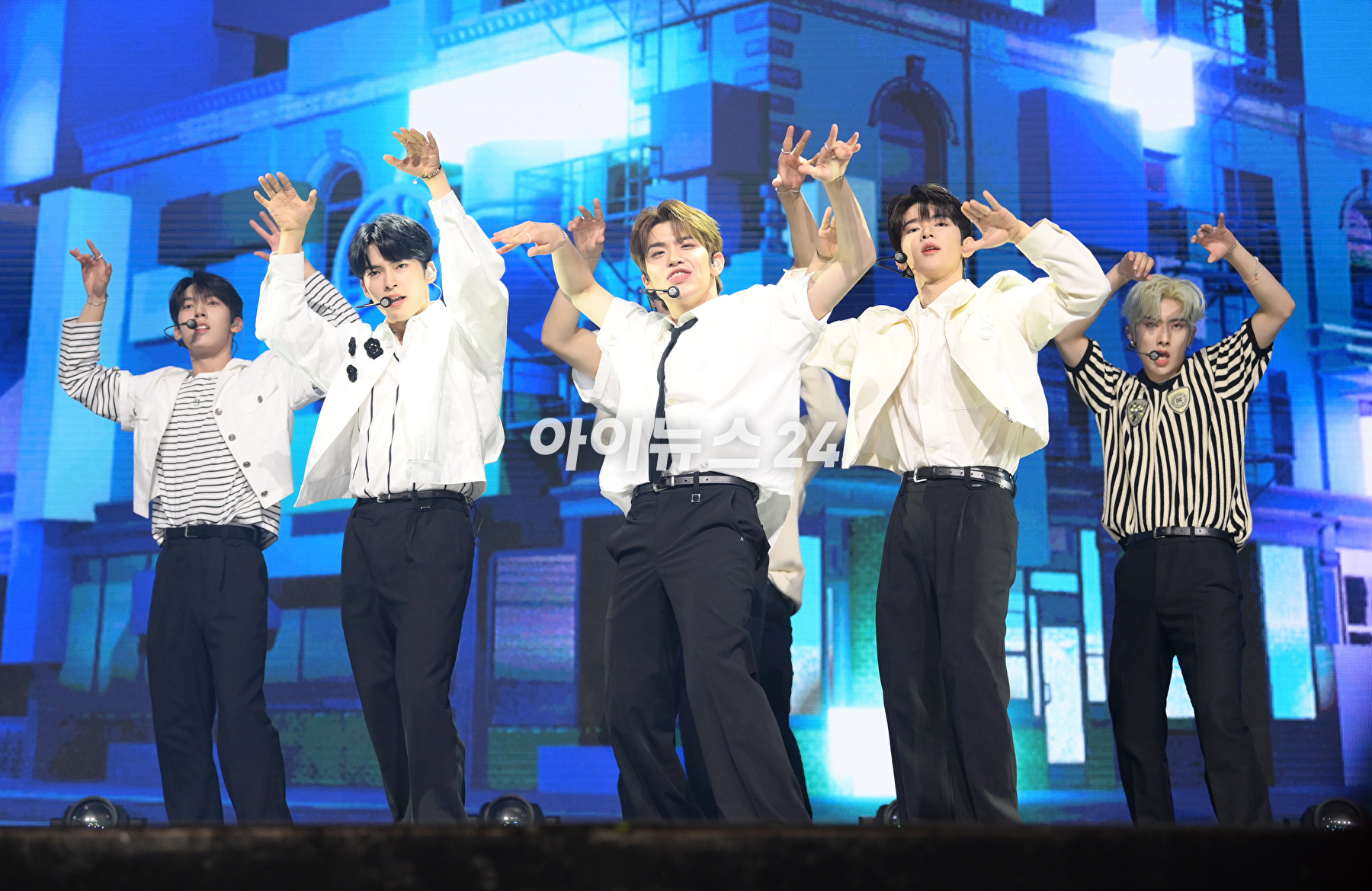 그룹 제로베이스원이 10일 오후 서울 광진구 광장동 예스24라이브홀에서 열린 제로베이스원(ZEROBASEONE) 데뷔 쇼케이스에 참석하고 있다. [사진=정소희 기자]