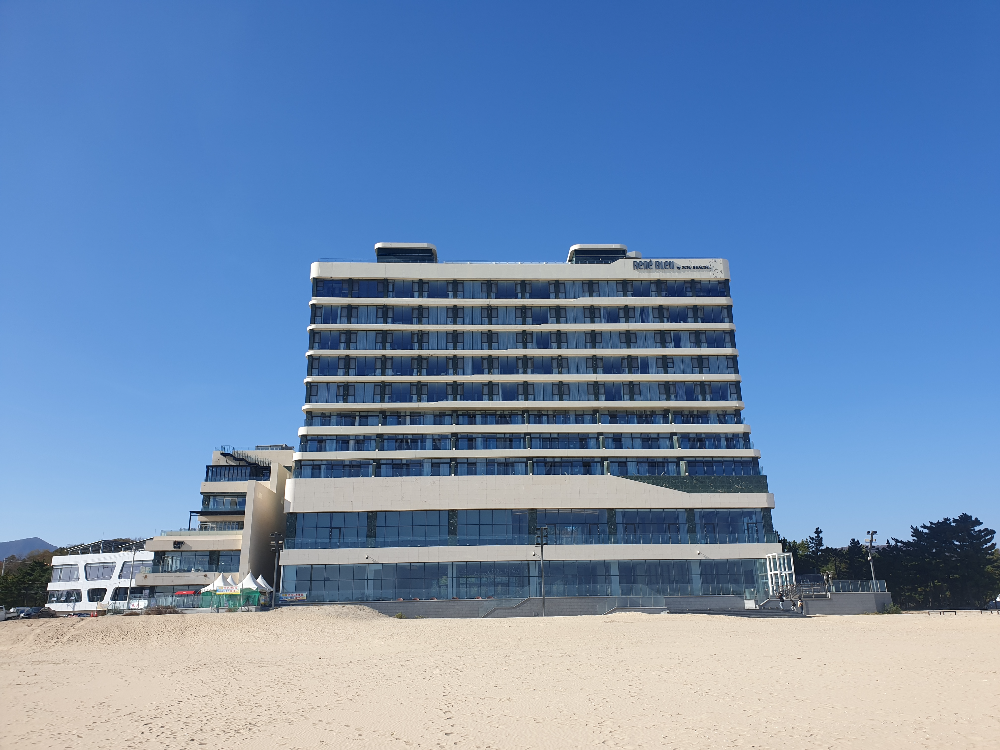 해변 위에 서잇는 호텔이 바로 르네블루 바이 쏠비치 호텔