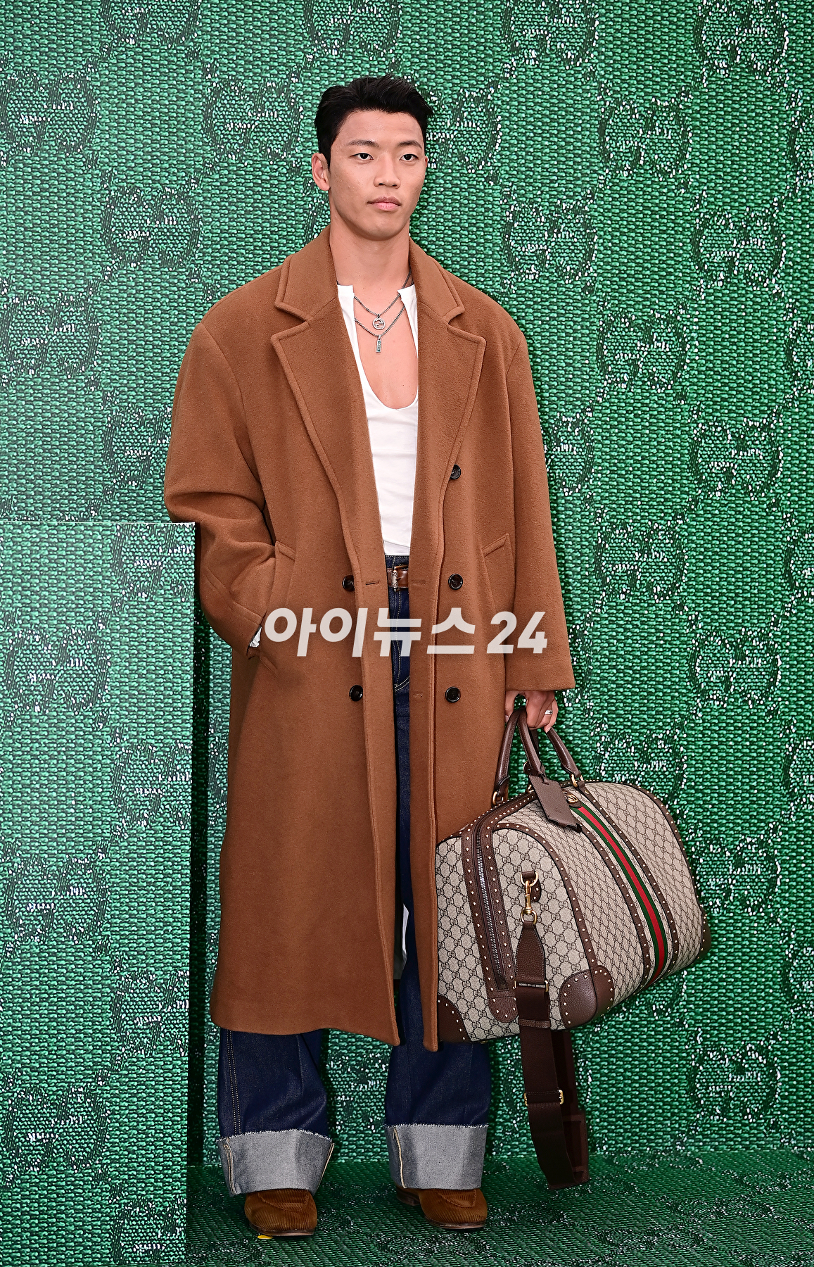 축구선수 황희찬이 6일 오후 서울 용산구 구찌가옥에서 열린 구찌(GUCCI) 신제품 출시 기념 행사에서 포토타임을 갖고 있다. [사진=곽영래 기자]