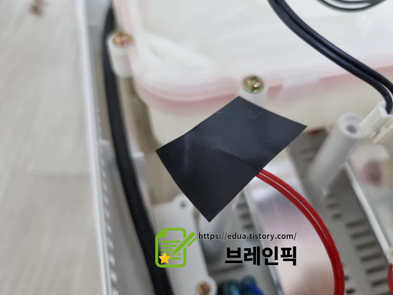 빨간 전선에 까만 절연 테이프를 붙였다.