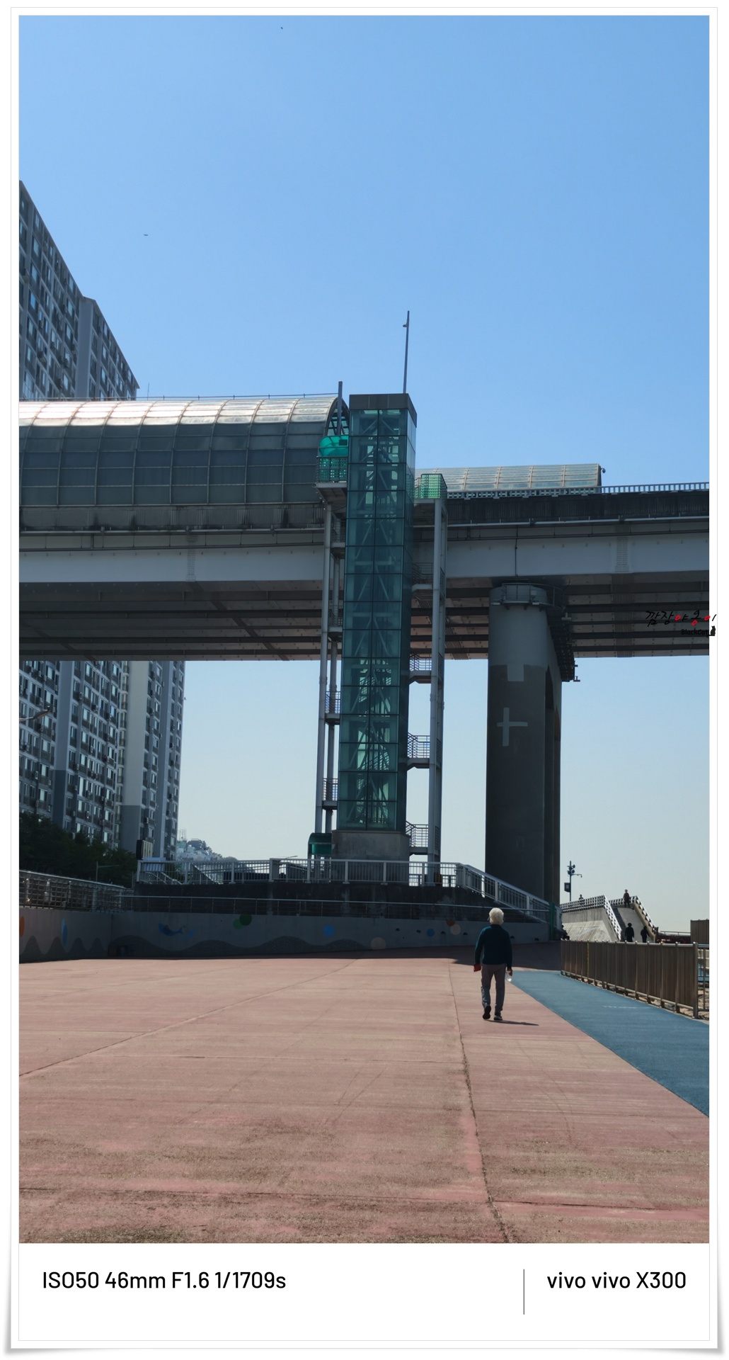 부산 영도 남항대교 보행자 엘리베이터 입구