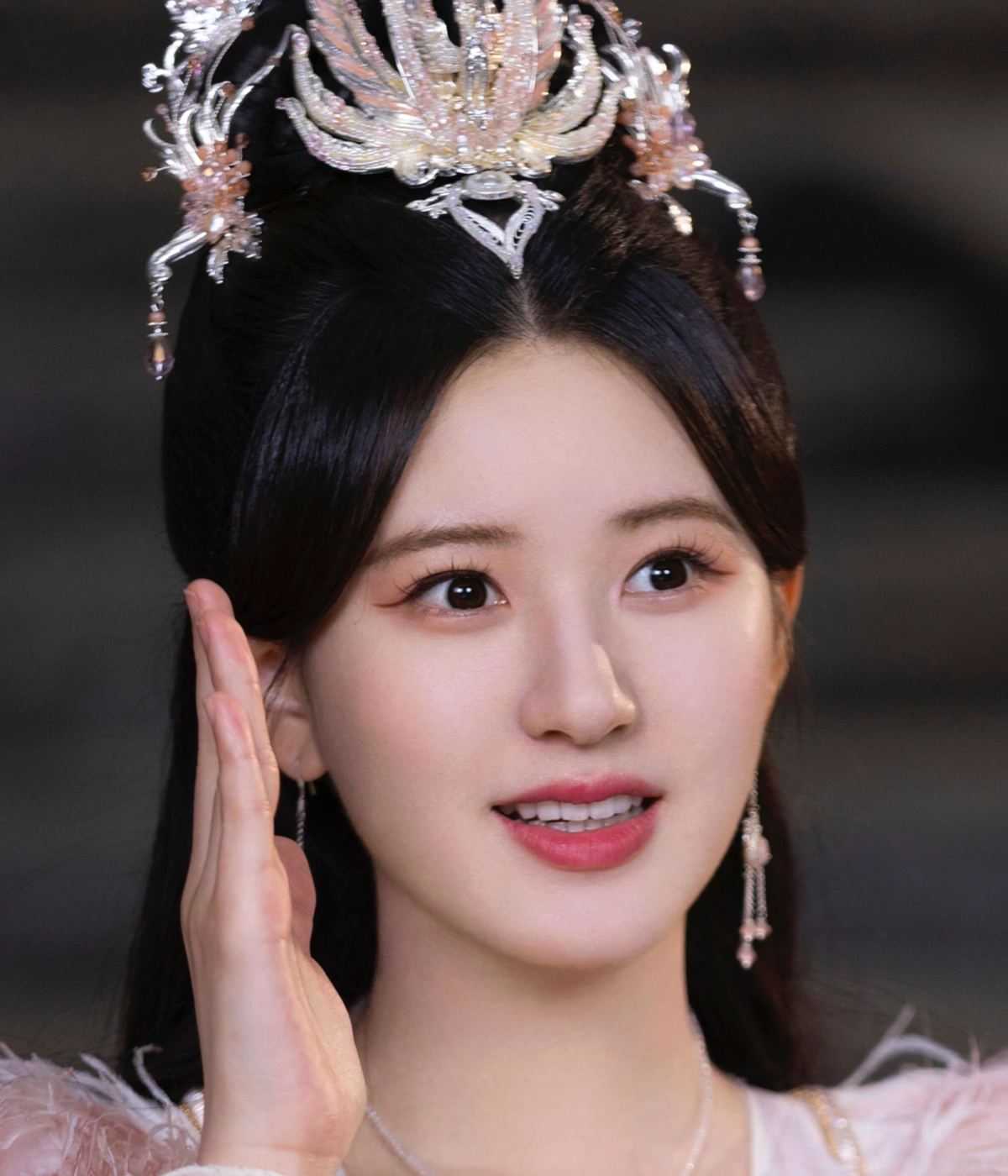 손들고 있는 조로사