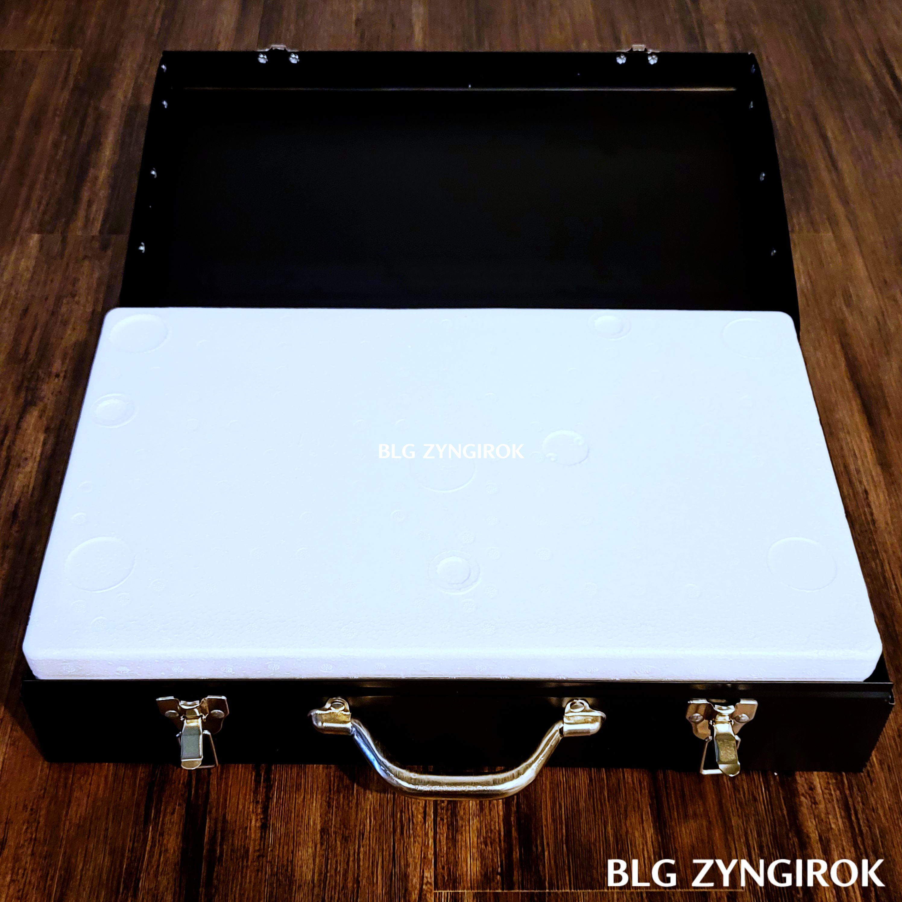 엑스코트 파괴 해머가 케이스 안에 스티로폼으로 쌓여있는 모습이다.