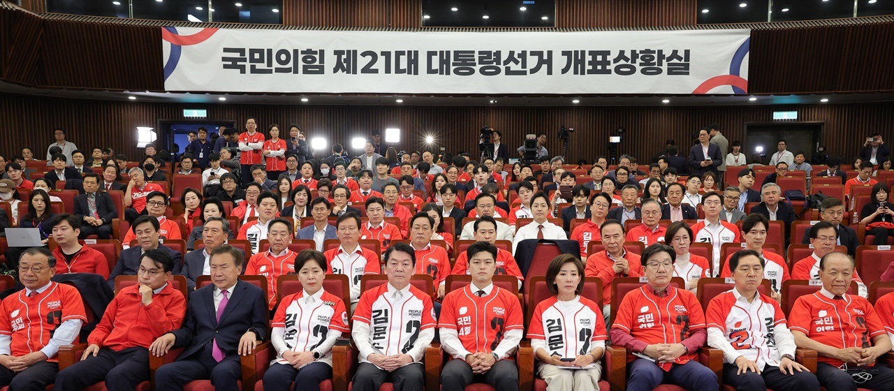 제21대 대통령 선거 방송 3사 출구조사 이재명 51.7% 김문수 39.3% 이준석 12.4%, 더불어민주당 '환호' 국민의힘 '침울' 제21대 대통령 선거 방송 3사 출구조사 이재명 51.7% 김문수 39.3% 이준석 12.4%, 더불어민주당 '환호' 국민의힘 '침울'