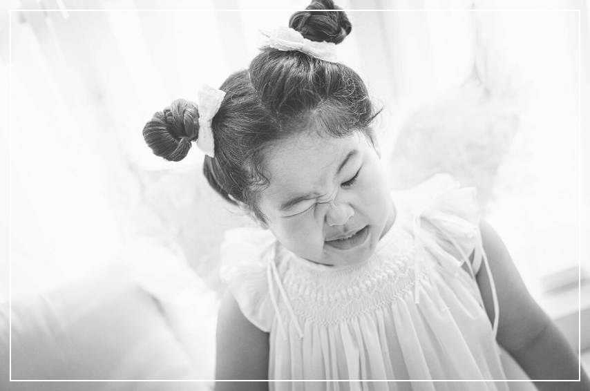 성남-에세이-스튜디오에서-천사-의상을-입고-윙크를-하기-위해-얼굴을-찡그리는-어린-소녀