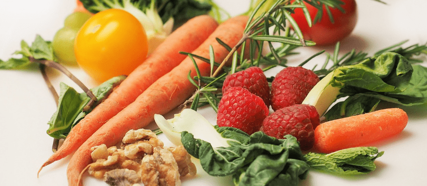 여러 가지 채소와 과일들이 놓여 있다