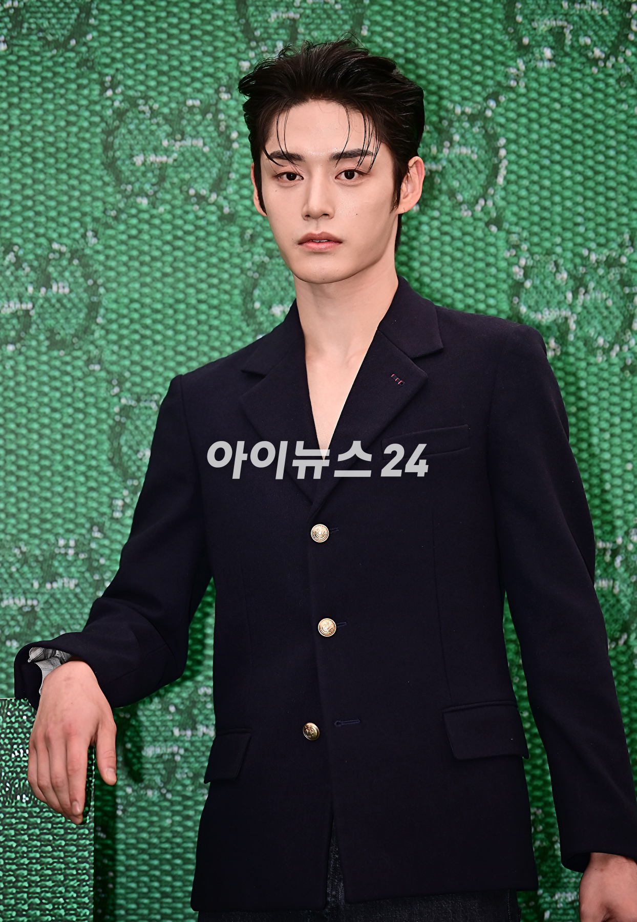 제로베이스원 김지웅이 6일 오후 서울 용산구 구찌가옥에서 열린 구찌(GUCCI) 신제품 출시 기념 행사에서 포토타임을 갖고 있다. [사진=곽영래 기자]
