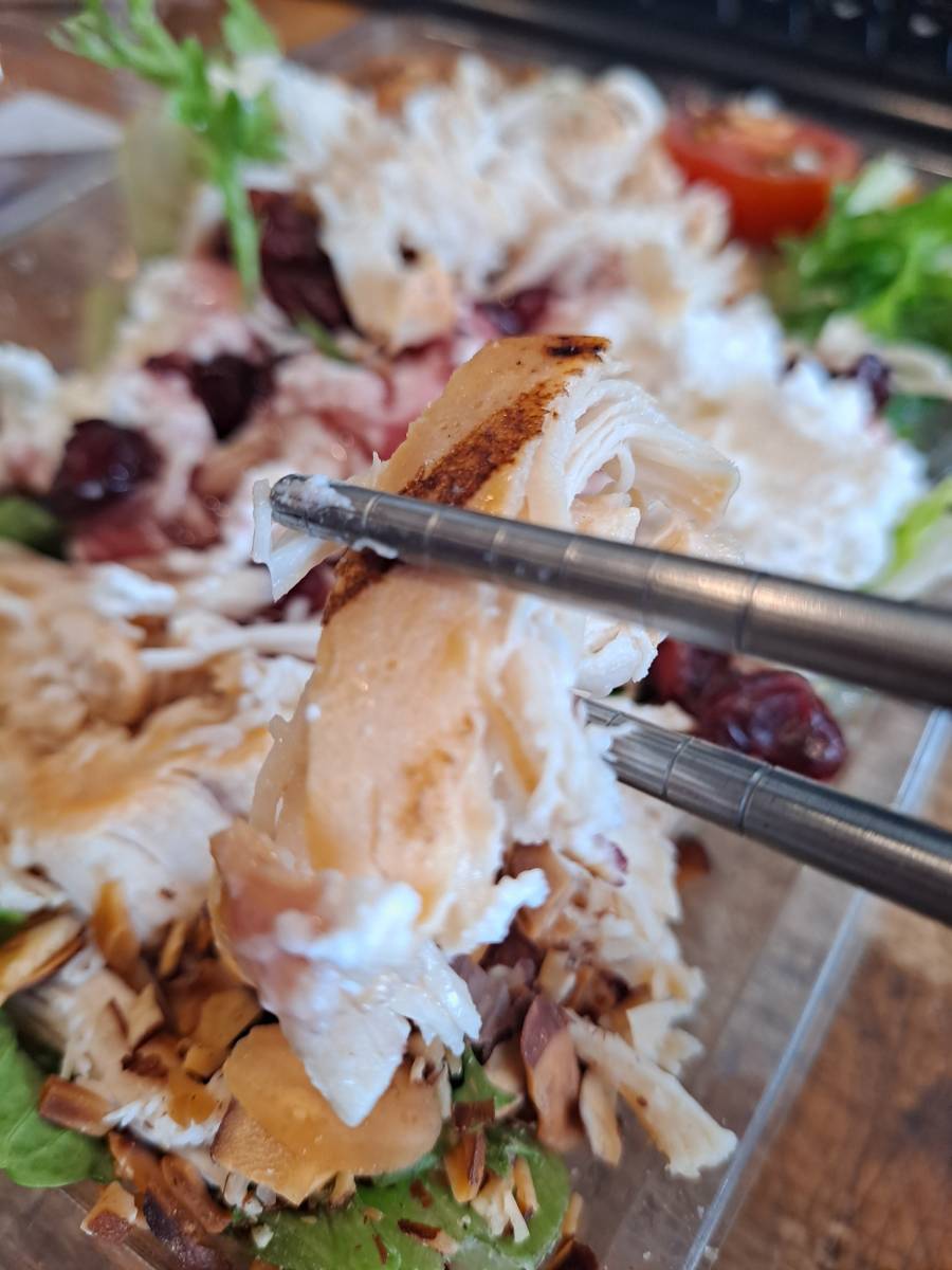 닭가슴살 집어들다