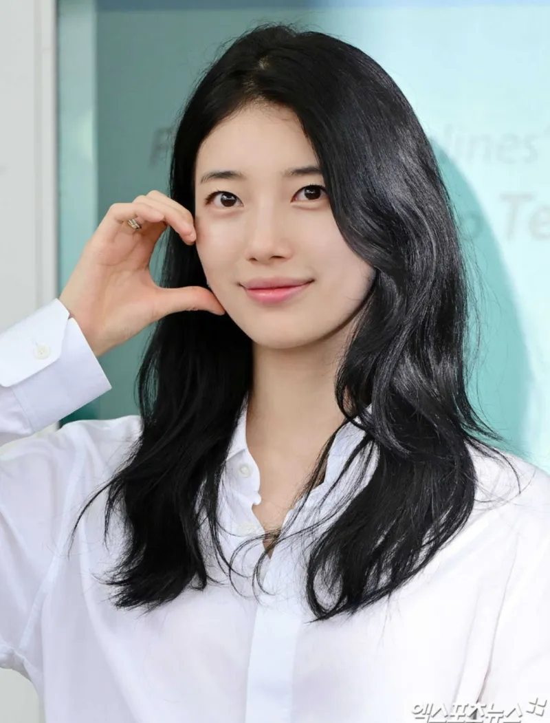 수지셀린느, 수지공항패션, 수지귀국패션, 수지패션, 수지트리옹프백, 셀린느트리옹프, 셀린느가방추천, 셀린느공항룩, 셀린느코디, 셀린느앰버서더, 뷔셀린느, 박보검셀린느, 셀린느25ss, 파리패션위크2025, 수지패션분석, 수지셀린느룩, 수지착장정보, 셀럽공항패션, 셀럽명품가방, 여자공항패션, 명품패션, 명품가방추천, 프렌치시크룩, 꾸안꾸공항패션