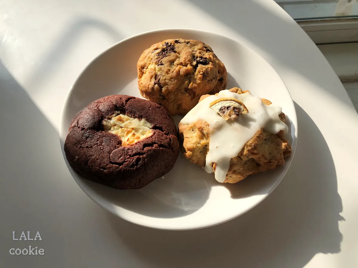 버터앤쉘터-쿠키가-접시에-담겨-햇살을-받고-있다