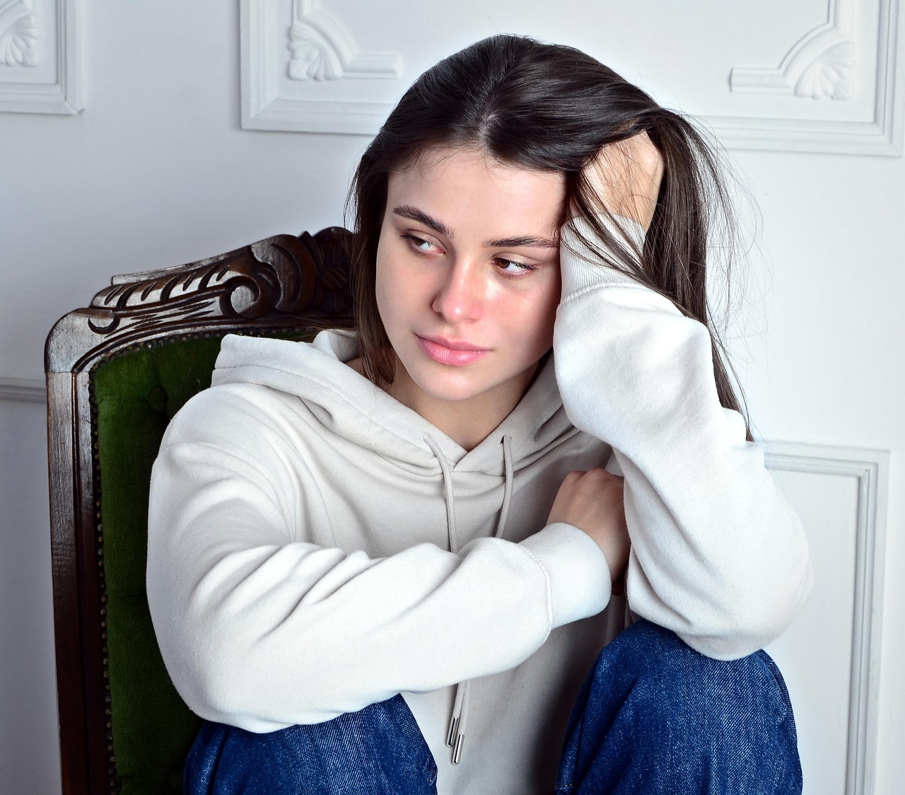 폐경 및 골다공증으로 고통스러워 하는 여성 사진