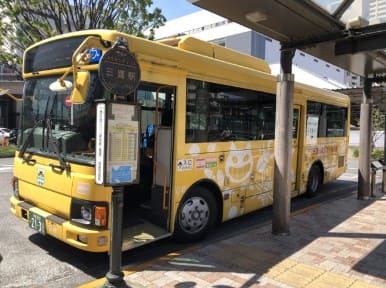 노란색 버스가 세워져 있다