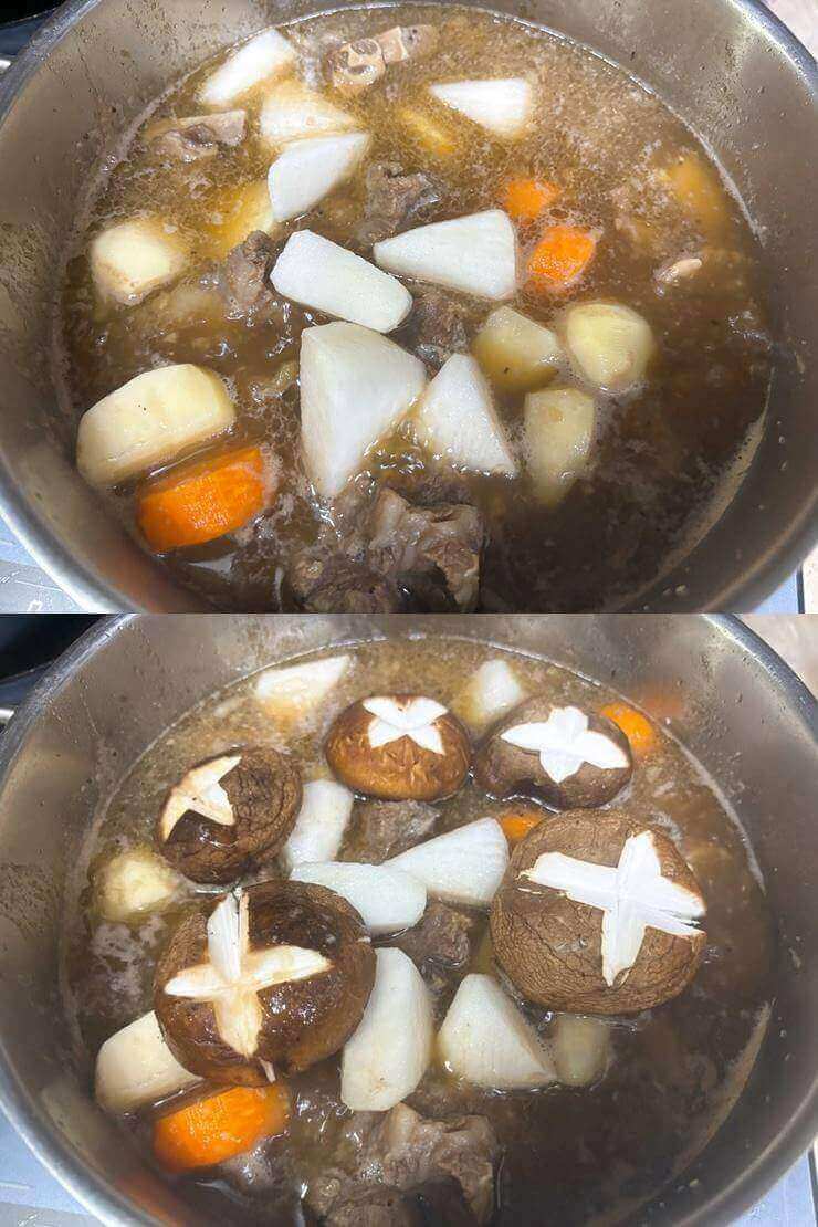 사진 2개가 세로로 붙어 있다.
첫 번째(위)는 갈비와 육수, 양념이 들어간 냄비에 감자, 무, 당근을 넣은 사진이다.
두 번째(아래)는 표고 버섯은 넣은 사진이다.