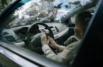 차 유리에 붙어있는 괴물들