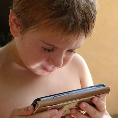 아이가 스파트폰 사용