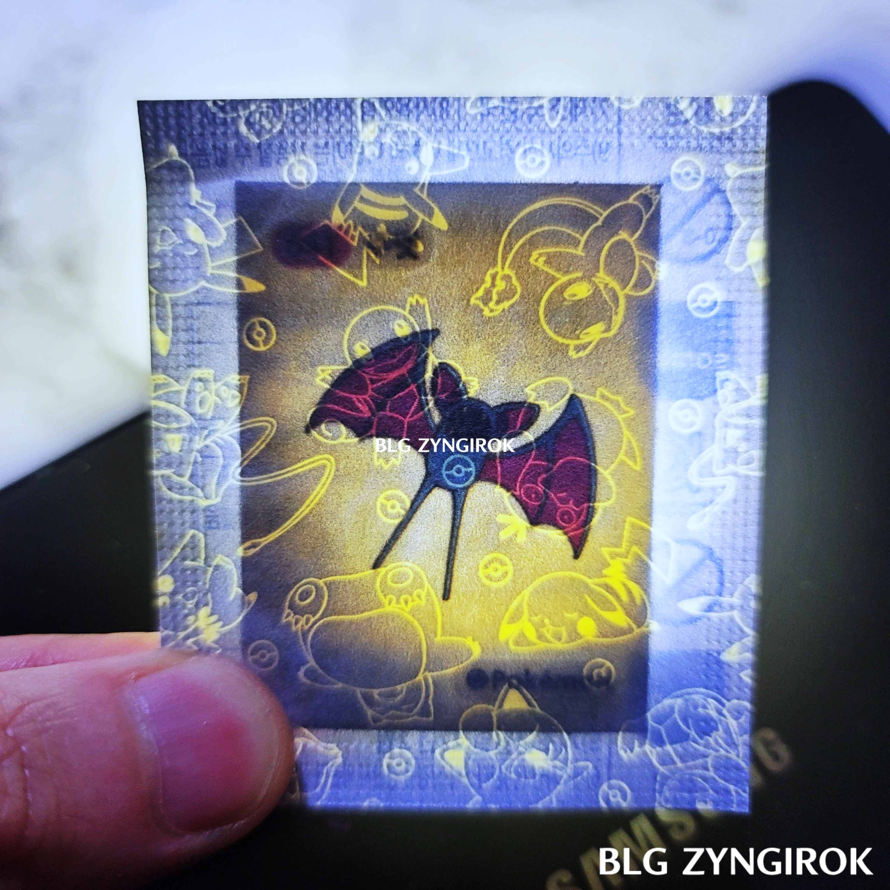 띠부띠부씰-주뱃을-들고있다.