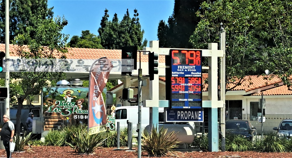 사람들에게 웃을을 뺏어가는 기름값